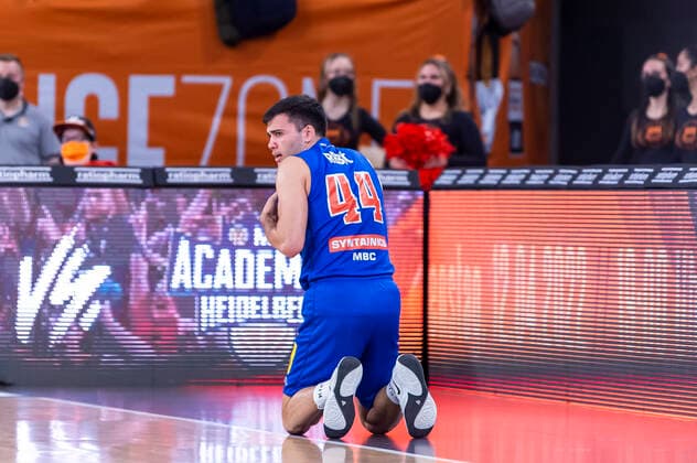 Nikola Rebic (44, Syntainics MBC) mit Cut an der Nase nach einer Kollision mit Sean Evans (5, Ratiopharm Ulm) GER, Basketball, easyCredit Basketball Bundesliga, Spieltag 28, Ratiopharm Ulm vs Syntainics MBC, 02.04.2022, GER, Basketball, easyCredit Basketball Bundesliga, Spieltag 28, Ratiopharm Ulm vs Syntainics MBC, 02.04.2022 Neu-Ulm Copyright: xEibner-Pressefotox EP_FWF