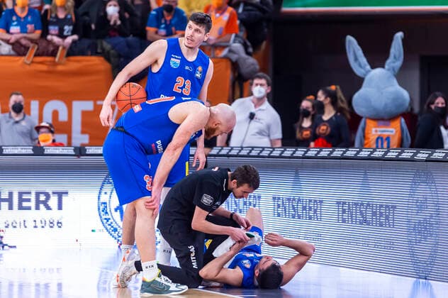 Nikola Rebic (44, Syntainics MBC) mit Cut an der Nase nach einer Kollision mit Sean Evans (5, Ratiopharm Ulm) und wird vom Betreuer vorsorgt. Goran Huskic (23, Syntainics MBC) und Reggie Upshaw (30, Syntainics MBC) bei ihrem Teamkameraden GER, Basketball, easyCredit Basketball Bundesliga, Spieltag 28, Ratiopharm Ulm vs Syntainics MBC, 02.04.2022, GER, Basketball, easyCredit Basketball Bundesliga, Spieltag 28, Ratiopharm Ulm vs Syntainics MBC, 02.04.2022 Neu-Ulm Copyright: xEibner-Pressefotox EP_FWF
