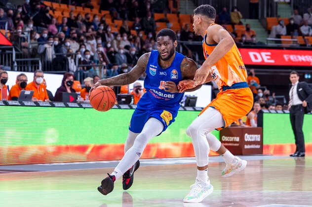 AJ English (4, Syntainics MBC) mit Karim Jallow (35, Ratiopharm Ulm) GER, Basketball, easyCredit Basketball Bundesliga, Spieltag 28, Ratiopharm Ulm vs Syntainics MBC, 02.04.2022, GER, Basketball, easyCredit Basketball Bundesliga, Spieltag 28, Ratiopharm Ulm vs Syntainics MBC, 02.04.2022 Neu-Ulm Copyright: xEibner-Pressefotox EP_FWF