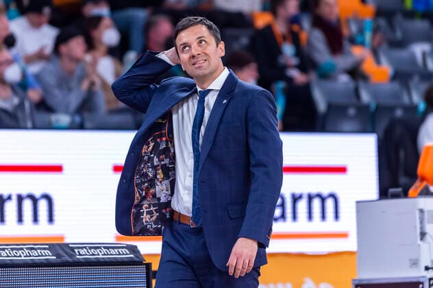 Igor Jovovic (Headcoach, Syntainics MBC) blickt vor der Halbzeit auf die Anzeigetafel GER, Basketball, easyCredit Basketball Bundesliga, Spieltag 28, Ratiopharm Ulm vs Syntainics MBC, 02.04.2022, GER, Basketball, easyCredit Basketball Bundesliga, Spieltag 28, Ratiopharm Ulm vs Syntainics MBC, 02.04.2022 Neu-Ulm Copyright: xEibner-Pressefotox EP_FWF