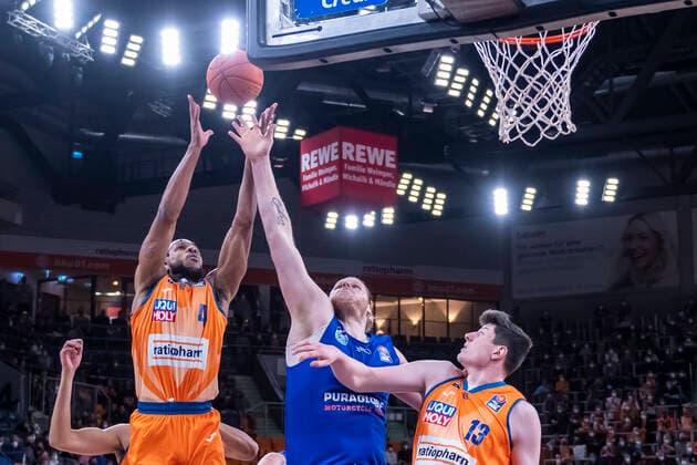 Jaron Blossomgame (4, Ratiopharm Ulm) mit John Bryant (54, Syntainics MBC) und Nicolas Bretzel (13, Ratiopharm Ulm) GER, Basketball, easyCredit Basketball Bundesliga, Spieltag 28, Ratiopharm Ulm vs Syntainics MBC, 02.04.2022, GER, Basketball, easyCredit Basketball Bundesliga, Spieltag 28, Ratiopharm Ulm vs Syntainics MBC, 02.04.2022 Neu-Ulm Copyright: xEibner-Pressefotox EP_FWF