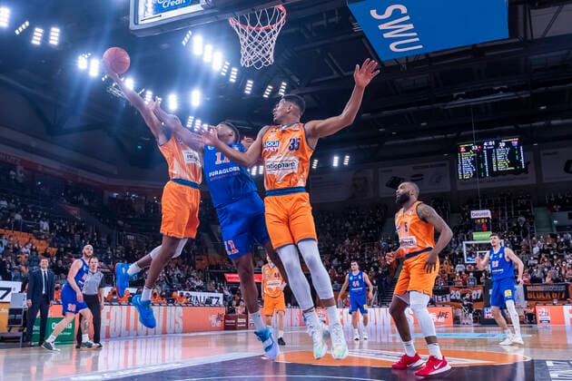 Rebound von Jaron Blossomgame (4, Ratiopharm Ulm), Kostja Mushidi (11, Syntainics MBC) und Karim Jallow (35, Ratiopharm Ulm) GER, Basketball, easyCredit Basketball Bundesliga, Spieltag 28, Ratiopharm Ulm vs Syntainics MBC, 02.04.2022, GER, Basketball, easyCredit Basketball Bundesliga, Spieltag 28, Ratiopharm Ulm vs Syntainics MBC, 02.04.2022 Neu-Ulm Copyright: xEibner-Pressefotox EP_FWF