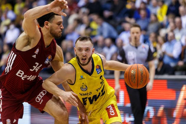 Oldenburg, Niedersachsen, DEU, 02.04.2022, Max Heidegger (rechts, EWE Baskets Oldenburg) und Gavin Schilling (links, FC Bayern Basketball). EWE Baskets Oldenburg vs. FC Bayern Basketball. 1. Basketball-Bundesliga Saison 2021 2022, 28. Spieltag, Grosse EWE Arena. EWE Baskets Oldenburg vs. FC Bayern Basketball