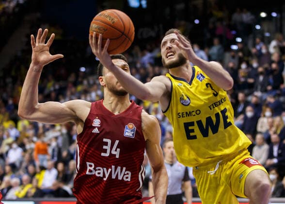 Oldenburg, Niedersachsen, DEU, 02.04.2022, Max Heidegger (rechts, EWE Baskets Oldenburg), Gavin Schilling (links, FC Bayern Basketball). EWE Baskets Oldenburg vs. FC Bayern Basketball. 1. Basketball-Bundesliga Saison 2021 2022, 28. Spieltag, Grosse EWE Arena. EWE Baskets Oldenburg vs. FC Bayern Basketball
