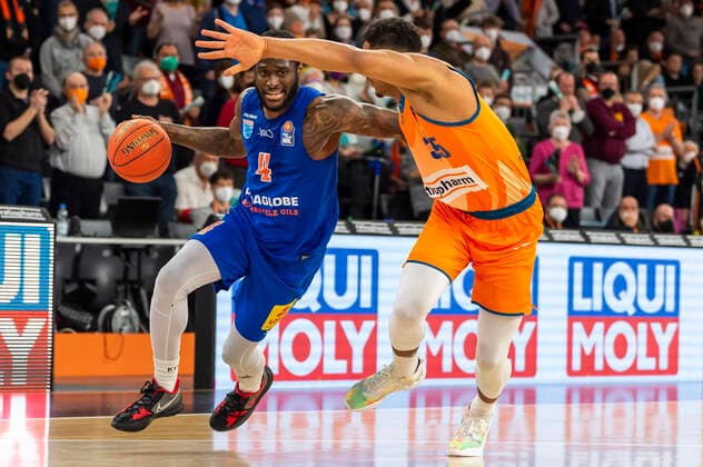 AJ English (4, Syntainics MBC) mit Karim Jallow (35, Ratiopharm Ulm) GER, Basketball, easyCredit Basketball Bundesliga, Spieltag 28, Ratiopharm Ulm vs Syntainics MBC, 02.04.2022, GER, Basketball, easyCredit Basketball Bundesliga, Spieltag 28, Ratiopharm Ulm vs Syntainics MBC, 02.04.2022 Neu-Ulm Copyright: xEibner-Pressefotox EP_FWF
