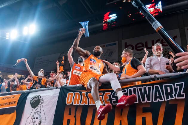 Sport Themen der Woche KW13 Sport Bilder des Tages Neuzugang Sean Evans (5, Ratiopharm Ulm) feiert nach dem Heimsieg sein erstes Humba mit den Fans GER, Basketball, easyCredit Basketball Bundesliga, Spieltag 28, Ratiopharm Ulm vs Syntainics MBC, 02.04.2022, GER, Basketball, easyCredit Basketball Bundesliga, Spieltag 28, Ratiopharm Ulm vs Syntainics MBC, 02.04.2022 Neu-Ulm *** New signing Sean Evans 5, Ratiopharm Ulm celebrates his first humba with fans after home win GER, Basketball, easyCredit Basketball Bundesliga, Spieltag 28, Ratiopharm Ulm vs Syntainics MBC, 02 04 2022, GER, Basketball, easyCredit Basketball Bundesliga, Spieltag 28, Ratiopharm Ulm vs Syntainics MBC, 02 04 2022 New Ulm. Copyright: xEibner-Pressefotox EP_FWF