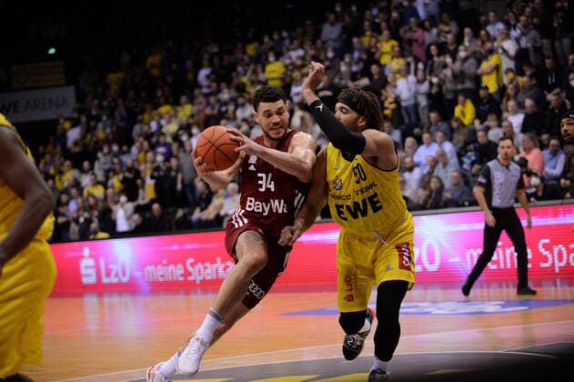 Gavin Schilling (34 FC Bayern München) gegen Reggie Lynch (50 EWE Baskets Oldenburg) bei der Partie EWE Baskets Oldenburg vs FC Bayern München. Basketball, BBL, Saison 2021 2022, 28. Spieltag, 02.04.2022. Copyright: xErikxHillmer EIBNERx EP_EHR EWE Baskets Oldenburg vs FC Bayern München. Basketball, BBL, Saison 2021 2022, 28. Spieltag, 02.04.2022 Oldenburg Copyright: xErikxHillmer EIBNERx EP_EHR