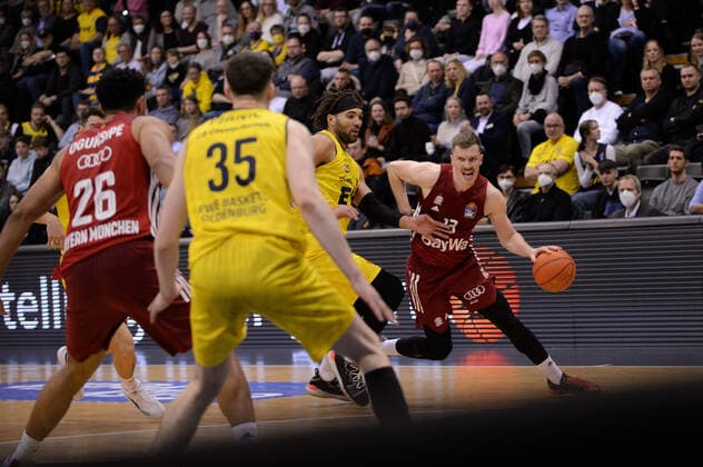 Andreas Obst (13 FC Bayern München) gegen Reggie Lynch (50 EWE Baskets Oldenburg) bei der Partie EWE Baskets Oldenburg vs FC Bayern München. Basketball, BBL, Saison 2021 2022, 28. Spieltag, 02.04.2022. Copyright: xErikxHillmer EIBNERx EP_EHR EWE Baskets Oldenburg vs FC Bayern München. Basketball, BBL, Saison 2021 2022, 28. Spieltag, 02.04.2022 Oldenburg Copyright: xErikxHillmer EIBNERx EP_EHR