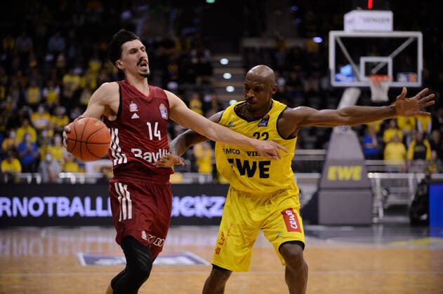 Nihad Djedovic (14 FC Bayern München) gegen Rickey Paulding (23 EWE Baskets Oldenburg) bei der Partie EWE Baskets Oldenburg vs FC Bayern München. Basketball, BBL, Saison 2021 2022, 28. Spieltag, 02.04.2022. Copyright: xErikxHillmer EIBNERx EP_EHR EWE Baskets Oldenburg vs FC Bayern München. Basketball, BBL, Saison 2021 2022, 28. Spieltag, 02.04.2022 Oldenburg Copyright: xErikxHillmer EIBNERx EP_EHR