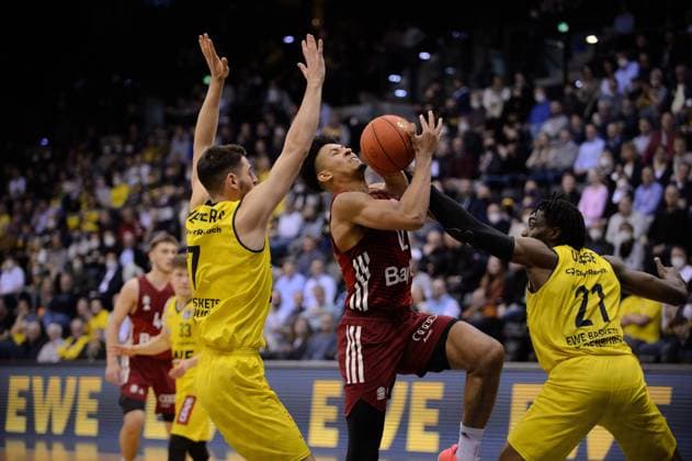 Jason George (12 FC Bayern München) gegen Tai Odiase (21 EWE Baskets Oldenburg) und Sebastian Herrera (7 EWE Baskets Oldenburg) bei der Partie EWE Baskets Oldenburg vs FC Bayern München. Basketball, BBL, Saison 2021 2022, 28. Spieltag, 02.04.2022. Copyright: xErikxHillmer EIBNERx EP_EHR EWE Baskets Oldenburg vs FC Bayern München. Basketball, BBL, Saison 2021 2022, 28. Spieltag, 02.04.2022 Oldenburg Copyright: xErikxHillmer EIBNERx EP_EHR