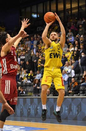 GER, Basketball,easy Credit-BBL, EWE Baskets Oldenburg vs FC Bayern München Basketball 02.04.2022, EWE Arena, Oldenburg, GER, easy Credit-BBL, EWE Baskets Oldenburg vs FC Bayern München Basketball , im Bild Max HEIDEGGER ( EWE Baskets Oldenburg 3 ) Nihad DJEDOVIC ( FC Bayern München Basketball 14 )