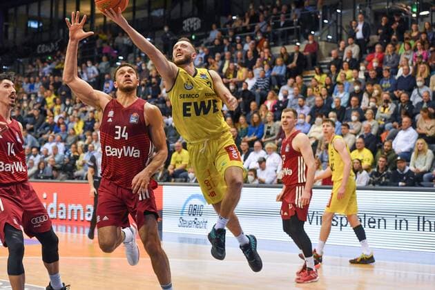 GER, Basketball,easy Credit-BBL, EWE Baskets Oldenburg vs FC Bayern München Basketball 02.04.2022, EWE Arena, Oldenburg, GER, easy Credit-BBL, EWE Baskets Oldenburg vs FC Bayern München Basketball , im Bild Max HEIDEGGER ( EWE Baskets Oldenburg 3 ) Gavin SCHILLING ( FC Bayern München Basketball 34 )