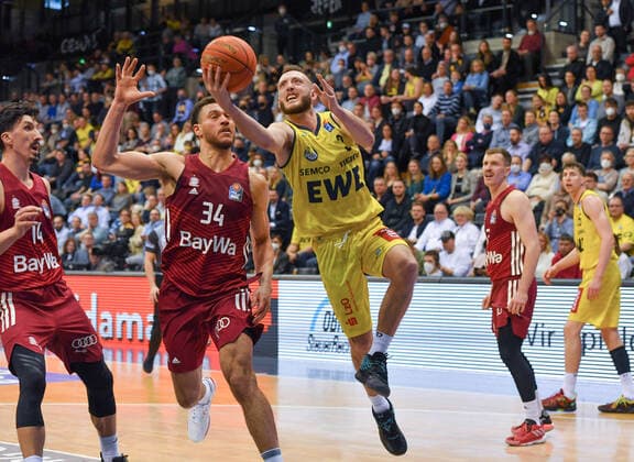 GER, Basketball,easy Credit-BBL, EWE Baskets Oldenburg vs FC Bayern München Basketball 02.04.2022, EWE Arena, Oldenburg, GER, easy Credit-BBL, EWE Baskets Oldenburg vs FC Bayern München Basketball , im Bild Max HEIDEGGER ( EWE Baskets Oldenburg 3 ) Gavin SCHILLING ( FC Bayern München Basketball 34 )
