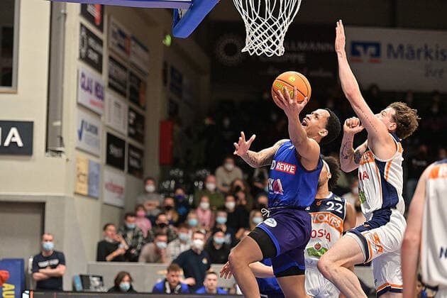 11 CJ Walker für die Basketballer von Phoenix Hagen in der 2. bundesliga Pro A zieht zum Korb Phoenix Hagen vs Rostock Seawolves, 2 Bundesliga Pro A, 2022 Saison, 33. spieltag Samstag 02.04.2022 Hagen Copyright: xEibner-Pressfoto xAaronxBowserx 1269_ABR