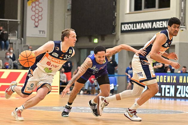 35 Bradley Alexander Loesing von den Rostock Seawolves attackiert den Korb gegen 11 Clarence Walker von den Phoneix Hagen Phoenix Hagen vs Rostock Seawolves, 2 Bundesliga Pro A, 2022 Saison, 33. spieltag Samstag 02.04.2022 Hagen Copyright: xEibner-Pressfoto xAaronxBowserx 1269_ABR
