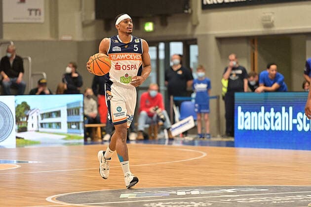 5 Chistopher John Carter von den Rostock Seawolves in der 2. bundesliga ProA bringt den Ball Phoenix Hagen vs Rostock Seawolves, 2 Bundesliga Pro A, 2022 Saison, 33. spieltag Samstag 02.04.2022 Hagen Copyright: xEibner-Pressfoto xAaronxBowserx 1269_ABR