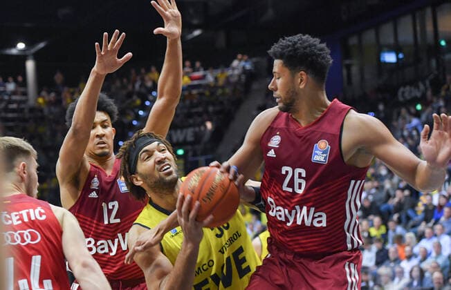 GER, Basketball,easy Credit-BBL, EWE Baskets Oldenburg vs FC Bayern München Basketball 02.04.2022, EWE Arena, Oldenburg, GER, easy Credit-BBL, EWE Baskets Oldenburg vs FC Bayern München Basketball , im Bild Reggie LYNCH ( EWE Baskets Oldenburg 50 ) Marvin OGUNSIPE ( FC Bayern München Basketball 26 ) Jason GEORGE ( FC Bayern München Basketball 12 ) Aleksa VUCETI ( FC Bayern München Basketball 44 )