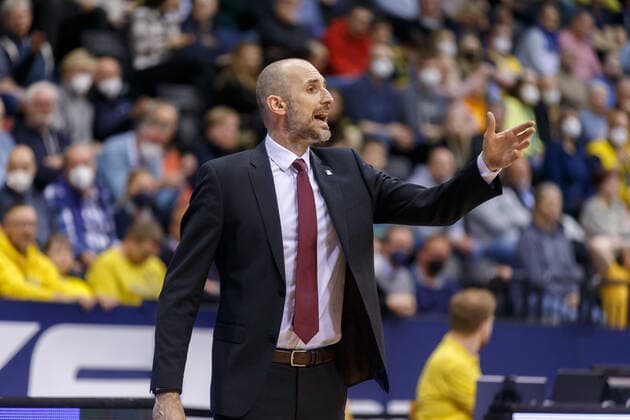 Oldenburg, Niedersachsen, DEU, 02.04.2022, Assistant Coach Slaven Rimac (FC Bayern Basketball) gestikuliert an der Seitenlinie. EWE Baskets Oldenburg vs. FC Bayern Basketball. 1. Basketball-Bundesliga Saison 2021 2022, 28. Spieltag, Grosse EWE Arena. EWE Baskets Oldenburg vs. FC Bayern Basketball