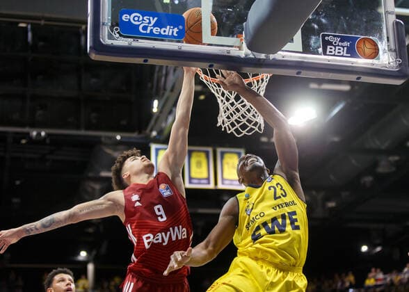 Sport Bilder des Tages Oldenburg, Niedersachsen, DEU, 02.04.2022, Rickey Paulding (rechts, EWE Baskets Oldenburg) und Joshua Obiesie (links, FC Bayern Basketball). EWE Baskets Oldenburg vs. FC Bayern Basketball. 1. Basketball-Bundesliga Saison 2021 2022, 28. Spieltag, Grosse EWE Arena. EWE Baskets Oldenburg vs. FC Bayern Basketball