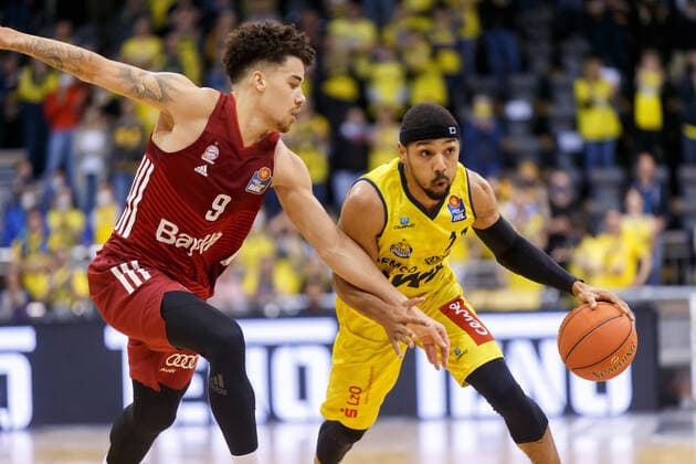 Oldenburg, Niedersachsen, DEU, 02.04.2022, Phil Pressey (rechts, EWE Baskets Oldenburg) und Joshua Obiesie (links, FC Bayern Basketball). EWE Baskets Oldenburg vs. FC Bayern Basketball. 1. Basketball-Bundesliga Saison 2021 2022, 28. Spieltag, Grosse EWE Arena. EWE Baskets Oldenburg vs. FC Bayern Basketball
