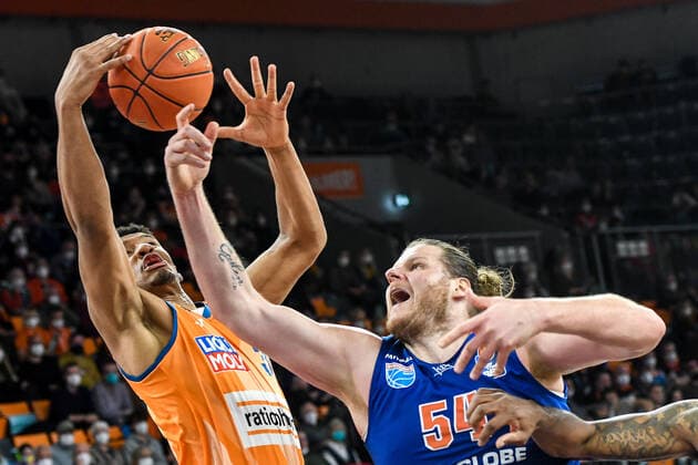 GER, BBL, ratiopharm Ulm vs Syntainics MBC 02.04.2022, ratiopharm arena, Neu-Ulm, GER, BBL, ratiopharm Ulm vs Syntainics MBC, im Bild Karim Jallow (Ulm, 35), John Bryant (Syntainics, 54)