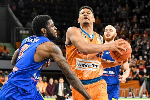 GER, BBL, ratiopharm Ulm vs Syntainics MBC 02.04.2022, ratiopharm arena, Neu-Ulm, GER, BBL, ratiopharm Ulm vs Syntainics MBC, im Bild AJ English (Syntainics, 4), Karim Jallow (Ulm, 35)