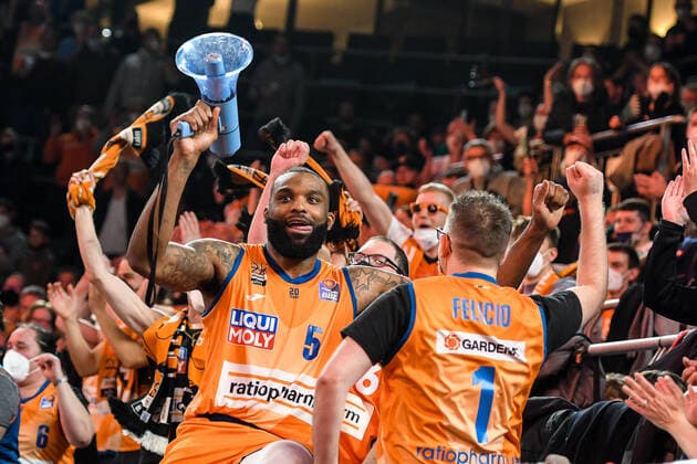 GER, BBL, ratiopharm Ulm vs Syntainics MBC 02.04.2022, ratiopharm arena, Neu-Ulm, GER, BBL, ratiopharm Ulm vs Syntainics MBC, im Bild Sean Evans (Ulm, 5) feiert mit den Fans, HUMBA,
