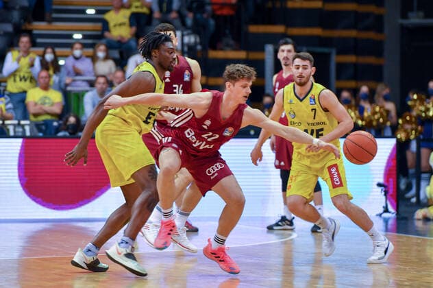 GER, Basketball,easy Credit-BBL, EWE Baskets Oldenburg vs FC Bayern München Basketball 02.04.2022, EWE Arena, Oldenburg, GER, easy Credit-BBL, EWE Baskets Oldenburg vs FC Bayern München Basketball , im Bild Julius WULFF ( FC Bayern München Basketball 22 ) Tai ODIASE ( EWE Baskets Oldenburg 21 ) Sebastian HERRERA ( EWE Baskets Oldenburg 7 )