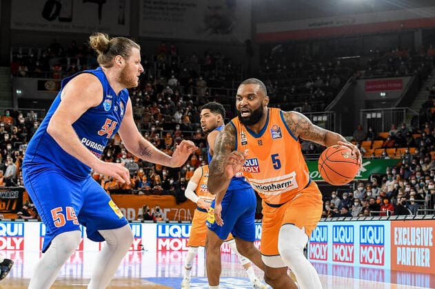 GER, BBL, ratiopharm Ulm vs Syntainics MBC 02.04.2022, ratiopharm arena, Neu-Ulm, GER, BBL, ratiopharm Ulm vs Syntainics MBC, im Bild John Bryant (Syntainics, 54), Sean Evans (Ulm, 5)