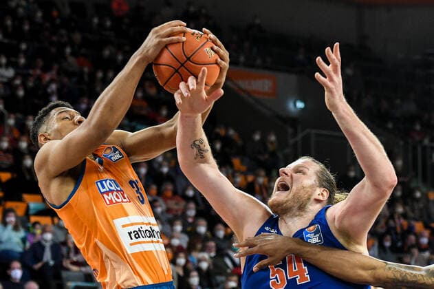 GER, BBL, ratiopharm Ulm vs Syntainics MBC 02.04.2022, ratiopharm arena, Neu-Ulm, GER, BBL, ratiopharm Ulm vs Syntainics MBC, im Bild Karim Jallow (Ulm, 35), John Bryant (Syntainics, 54)