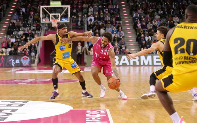 Javontae Hawkins Telekom Baskets Bonn vs. Justin Simon MHP RIESEN Ludwigsburg easyCredit BBL 1. Bundesliga , Saison 2021 2022 , Hauptrunde 28. Spieltag