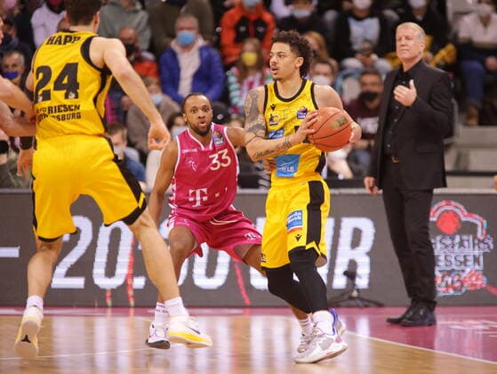 Parker Jackson-Cartwright Telekom Baskets Bonn vs. Jonah Radebaugh MHP RIESEN Ludwigsburg easyCredit BBL 1. Bundesliga , Saison 2021 2022 , Hauptrunde 28. Spieltag