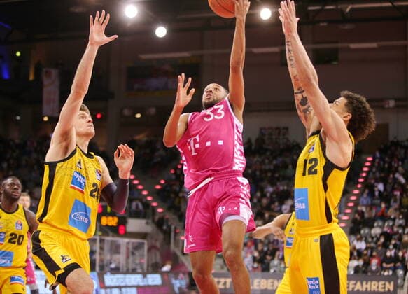Parker Jackson-Cartwright Telekom Baskets Bonn vs.MHP RIESEN Ludwigsburg easyCredit BBL 1. Bundesliga , Saison 2021 2022 , Hauptrunde 28. Spieltag