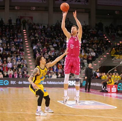 Saulius Kulvietis Telekom Baskets Bonn vs. Jonah Radebaugh MHP RIESEN Ludwigsburg easyCredit BBL 1. Bundesliga , Saison 2021 2022 , Hauptrunde 28. Spieltag