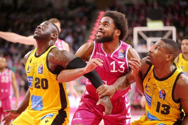 Javontae Hawkins Telekom Baskets Bonn vs. Rawle Alkins, Yorman Polas Bartolo MHP RIESEN Ludwigsburg easyCredit BBL 1. Bundesliga , Saison 2021 2022 , Hauptrunde 28. Spieltag