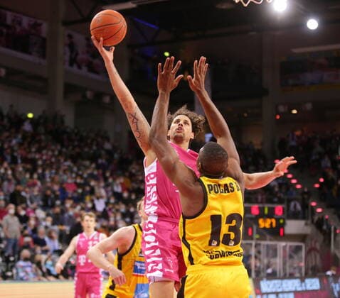 Michael Kessens Telekom Baskets Bonn vs. Yorman Polas Bartolo MHP RIESEN Ludwigsburg easyCredit BBL 1. Bundesliga , Saison 2021 2022 , Hauptrunde 28. Spieltag