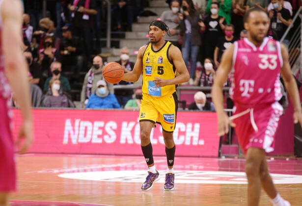 Telekom Baskets Bonn vs. Justin Simon MHP RIESEN Ludwigsburg easyCredit BBL 1. Bundesliga , Saison 2021 2022 , Hauptrunde 28. Spieltag