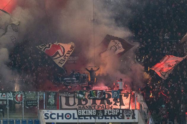 Sport Themen der Woche KW13 Rostock, Deutschland 02. April 2022: 2. BL - 2021 2022 - FC Hansa Rostock vs. FC St. Pauli Feuer im Gästeblock DFB regulations prohibit any use of photographs as image sequences and or quasi-video. Ostseestadion Mecklenburg-Vorpommern *** Rostock, Germany 02 April 2022 2 BL 2021 2022 FC Hansa Rostock vs FC St Pauli fire in guest block DFB regulations prohibit any use of photographs as image sequences and or quasi video Ostseestadion Mecklenburg Vorpommern Copyright: xFotostandx xVoelkerx