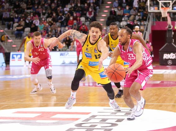 Parker Jackson-Cartwright Telekom Baskets Bonn vs. Jonah Radebaugh MHP RIESEN Ludwigsburg easyCredit BBL 1. Bundesliga , Saison 2021 2022 , Hauptrunde 28. Spieltag