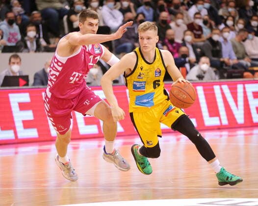 Oleksandr Lypovyy Telekom Baskets Bonn vs. Johannes Patrick MHP RIESEN Ludwigsburg easyCredit BBL 1. Bundesliga , Saison 2021 2022 , Hauptrunde 28. Spieltag