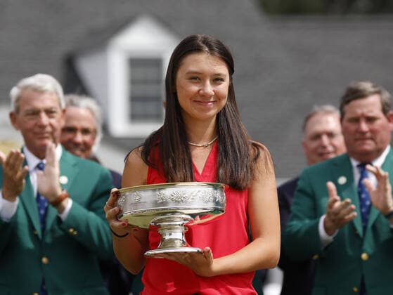 Bilder des Jahres 2022, Sport 04 April Sport Themen der Woche KW13 Sport Bilder des Tages Anna Davis holds the championship trophy after the final round of the Augusta National Women s Amateur at Augusta National Golf Club in Augusta, Georgia on April 2, 2022. Davis won with a score of 1 under par.  AUG20220402104 JOHNxANGELILLO