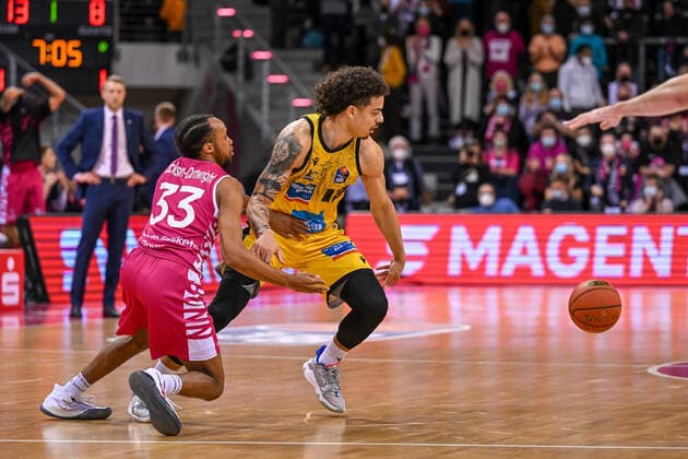 easyCredit BBL, Telekom Baskets Bonn vs. MHP RIESEN Ludwigsburg, 02.04.2022 Jonah Radebaugh (MHP RIESEN Ludwigsburg, 12), Parker Jackson-Cartwright (Telekom Baskets Bonn, 33), easyCredit BBL, Telekom Baskets Bonn vs. MHP RIESEN Ludwigsburg am 02.04.2022 im Telekom Dome, Bonn (Nordrhein-Westfalen) Copyright: xBEAUTIFULxSPORTS Mueller-Laschetx
