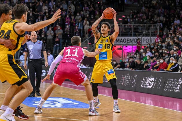 easyCredit BBL, Telekom Baskets Bonn vs. MHP RIESEN Ludwigsburg, 02.04.2022 Jonah Radebaugh (MHP RIESEN Ludwigsburg, 12), Oleksandr Lypovyy (Telekom Baskets Bonn, 11), easyCredit BBL, Telekom Baskets Bonn vs. MHP RIESEN Ludwigsburg am 02.04.2022 im Telekom Dome, Bonn (Nordrhein-Westfalen) Copyright: xBEAUTIFULxSPORTS Mueller-Laschetx