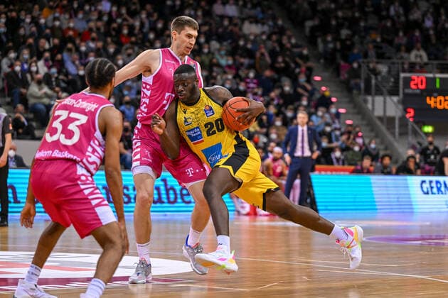 easyCredit BBL, Telekom Baskets Bonn vs. MHP RIESEN Ludwigsburg, 02.04.2022 Rawle Alkins (MHP RIESEN Ludwigsburg, 20), Oleksandr Lypovyy (Telekom Baskets Bonn, 11), easyCredit BBL, Telekom Baskets Bonn vs. MHP RIESEN Ludwigsburg am 02.04.2022 im Telekom Dome, Bonn (Nordrhein-Westfalen) Copyright: xBEAUTIFULxSPORTS Mueller-Laschetx