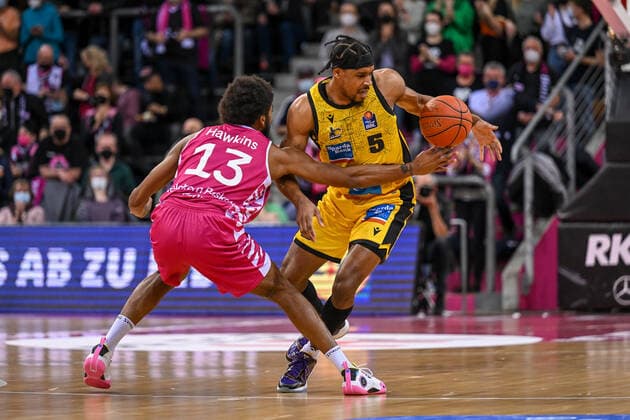 easyCredit BBL, Telekom Baskets Bonn vs. MHP RIESEN Ludwigsburg, 02.04.2022 Justin Simon (MHP RIESEN Ludwigsburg, 5), Javontae Hawkins (Telekom Baskets Bonn, 13), easyCredit BBL, Telekom Baskets Bonn vs. MHP RIESEN Ludwigsburg am 02.04.2022 im Telekom Dome, Bonn (Nordrhein-Westfalen) Copyright: xBEAUTIFULxSPORTS Mueller-Laschetx
