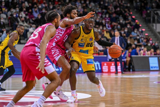 easyCredit BBL, Telekom Baskets Bonn vs. MHP RIESEN Ludwigsburg, 02.04.2022 Rawle Alkins (MHP RIESEN Ludwigsburg, 20), Javontae Hawkins (Telekom Baskets Bonn, 13), easyCredit BBL, Telekom Baskets Bonn vs. MHP RIESEN Ludwigsburg am 02.04.2022 im Telekom Dome, Bonn (Nordrhein-Westfalen) Copyright: xBEAUTIFULxSPORTS Mueller-Laschetx