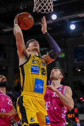 easyCredit BBL, Telekom Baskets Bonn vs. MHP RIESEN Ludwigsburg, 02.04.2022 Ethan Happ (MHP RIESEN Ludwigsburg, 24), Saulius Kulvietis (Telekom Baskets Bonn, 10), easyCredit BBL, Telekom Baskets Bonn vs. MHP RIESEN Ludwigsburg am 02.04.2022 im Telekom Dome, Bonn (Nordrhein-Westfalen) Copyright: xBEAUTIFULxSPORTS Mueller-Laschetx