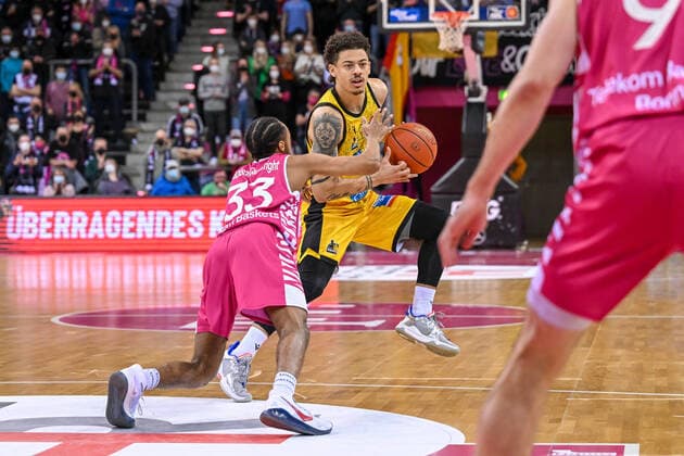 easyCredit BBL, Telekom Baskets Bonn vs. MHP RIESEN Ludwigsburg, 02.04.2022 Jonah Radebaugh (MHP RIESEN Ludwigsburg, 12), Parker Jackson-Cartwright (Telekom Baskets Bonn, 33), easyCredit BBL, Telekom Baskets Bonn vs. MHP RIESEN Ludwigsburg am 02.04.2022 im Telekom Dome, Bonn (Nordrhein-Westfalen) Copyright: xBEAUTIFULxSPORTS Mueller-Laschetx