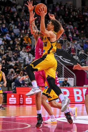 easyCredit BBL, Telekom Baskets Bonn vs. MHP RIESEN Ludwigsburg, 02.04.2022 Jonah Radebaugh (MHP RIESEN Ludwigsburg, 12), Michael Kessens (Telekom Baskets Bonn, 6), easyCredit BBL, Telekom Baskets Bonn vs. MHP RIESEN Ludwigsburg am 02.04.2022 im Telekom Dome, Bonn (Nordrhein-Westfalen) Copyright: xBEAUTIFULxSPORTS Mueller-Laschetx