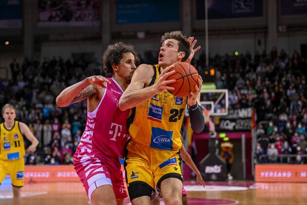 easyCredit BBL, Telekom Baskets Bonn vs. MHP RIESEN Ludwigsburg, 02.04.2022 Ethan Happ (MHP RIESEN Ludwigsburg, 24), Michael Kessens (Telekom Baskets Bonn, 6), easyCredit BBL, Telekom Baskets Bonn vs. MHP RIESEN Ludwigsburg am 02.04.2022 im Telekom Dome, Bonn (Nordrhein-Westfalen) Copyright: xBEAUTIFULxSPORTS Mueller-Laschetx